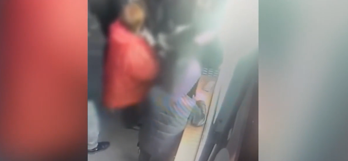 Tânăr de 19 ani, REȚINUT după ce a furat banii și telefonul unui cetățean străin, de pe o tejghea / Momentul, surprins de camerele de supraveghere