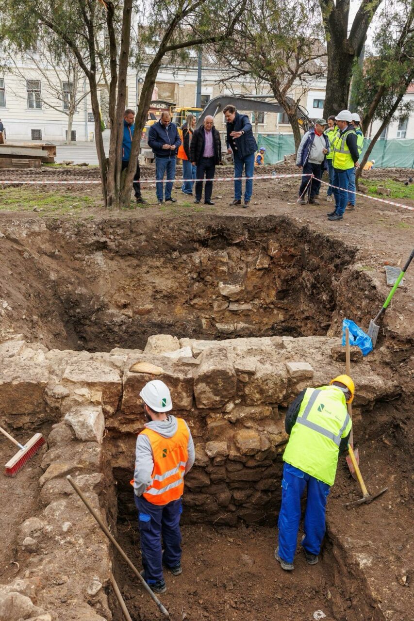Emil Boc vrea lecții de istorie în aer liber și dă acces la zidul roman, recent descoperit la Cluj