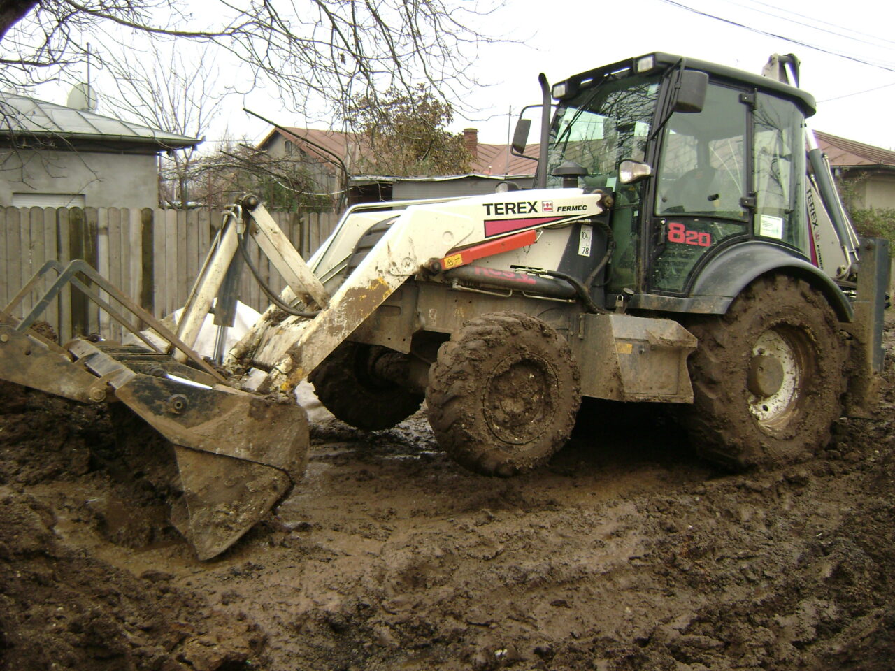 Șofer de BULDOEXCAVATOR, oprit de polițiști cu focuri de armă/A intrat cu utilajul în grădina de mazăre a unui vecin