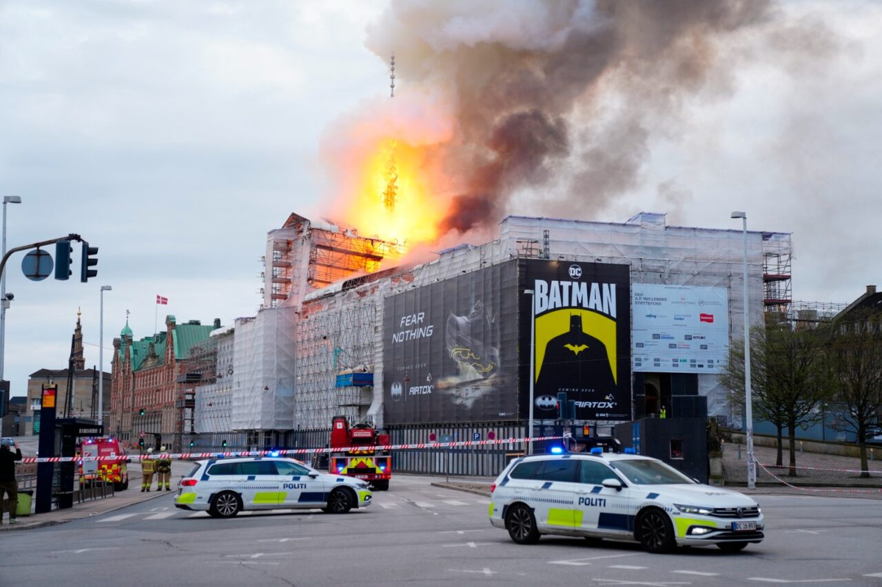 Bursa din COPENHAGA, supranumită „Notre Dame a Nordului”, cuprinsă de flăcări!