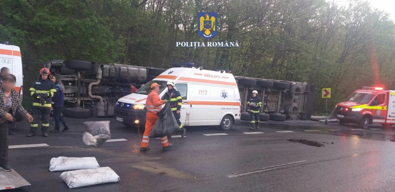 ACCIDENT teribil pe pe Valea Oltului. Un TIR s-a răsturnat, trei oameni au ajuns la spital