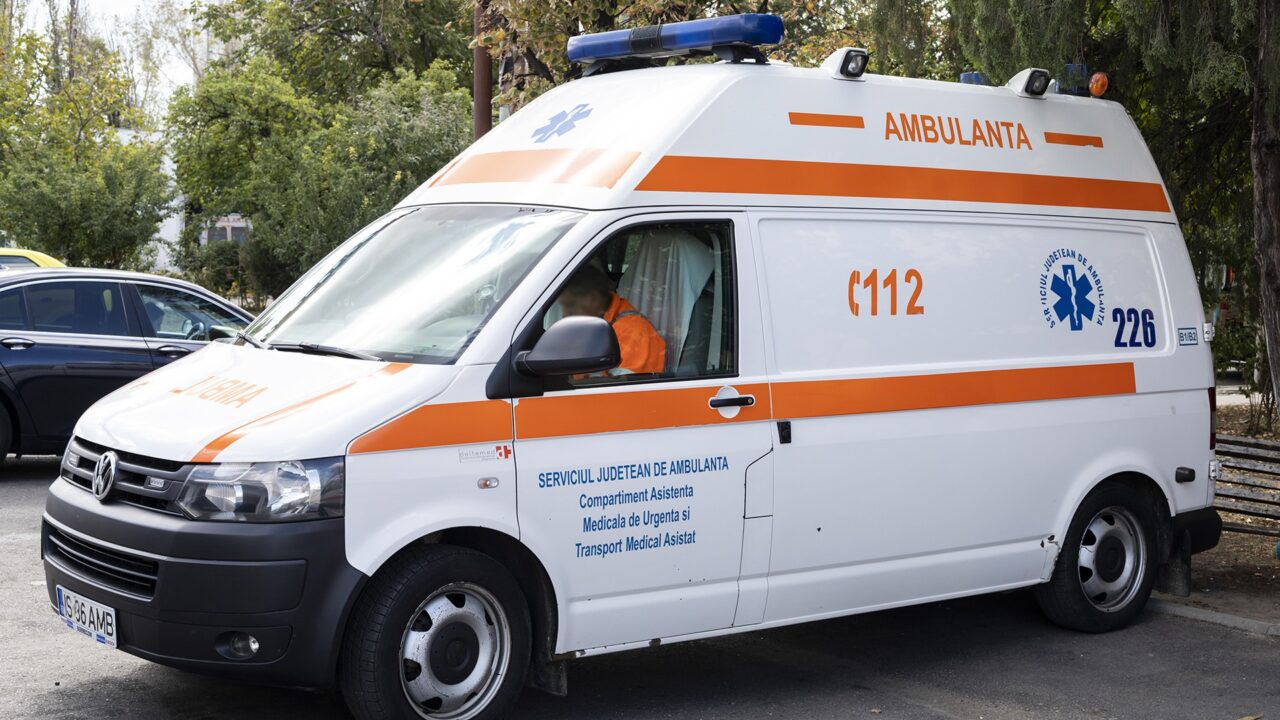 Polițistul LOVIT de o mașină în timpul serviciului ar putea fi transferat la Viena