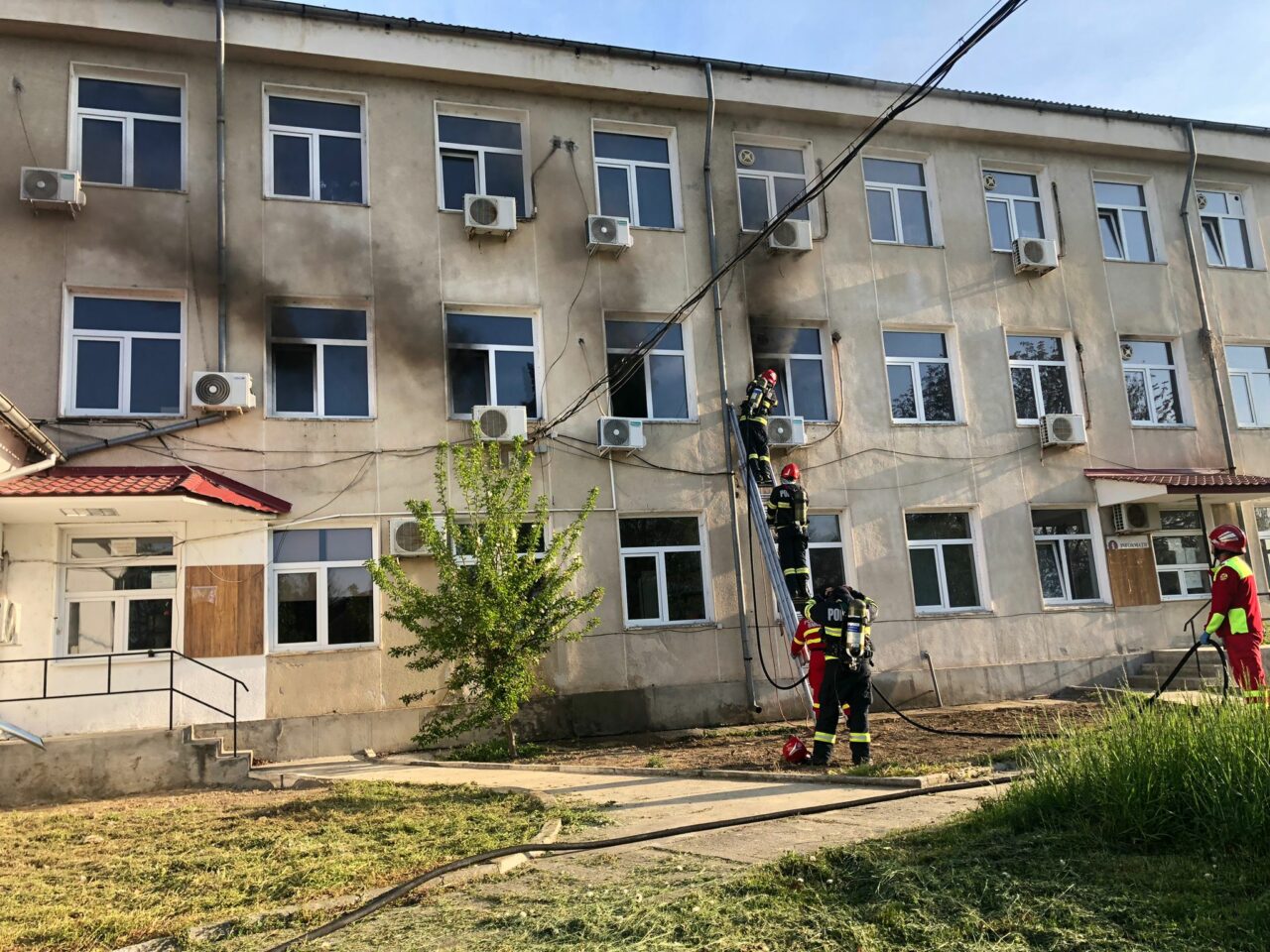 A ars sediul DSVSA din Pitești/Echipaj CBRN chemat la fața locului
