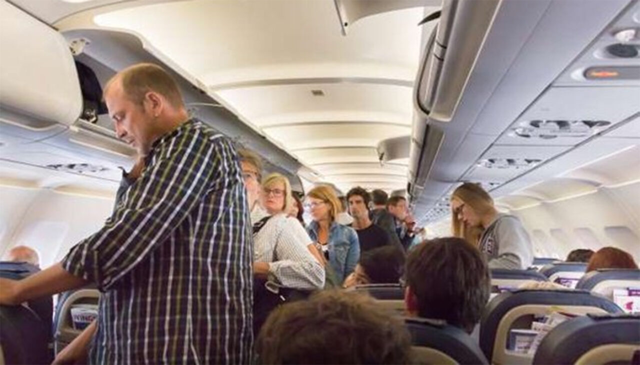 Cele 6 obiecte pe care nu trebuie să le atingeți niciodată într-un avion
