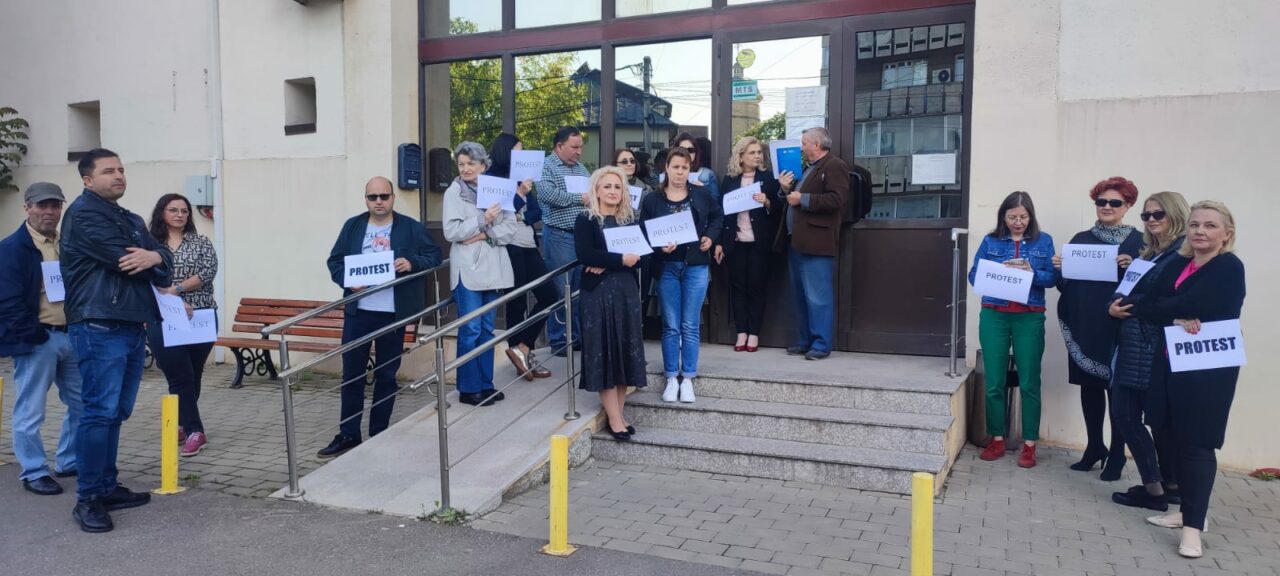 PROTEST spontan la Registrul Comerţului. Angajații cer salarii mai mari și spor de solicitare neuropsihică