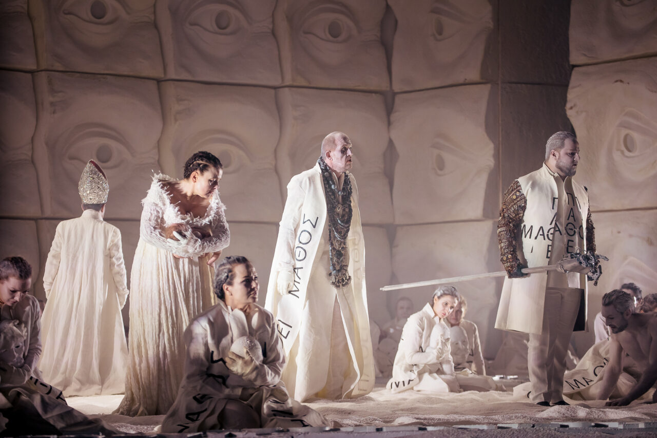 Opera Națională București, ultimele reprezentații ale stagiunii cu spectacolul OEDIPE de George Enescu, în regia lui Stefano Poda