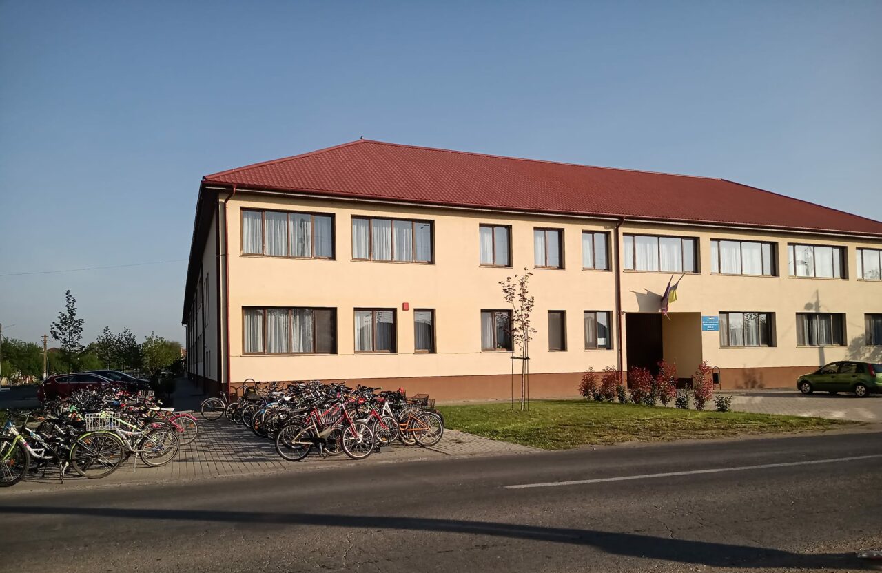 Sute de BICICLETE, parcate în curtea școlii dintr-o comună din România. Cum i-au încurajat autoritățile pe părinți să renunțe la mașini