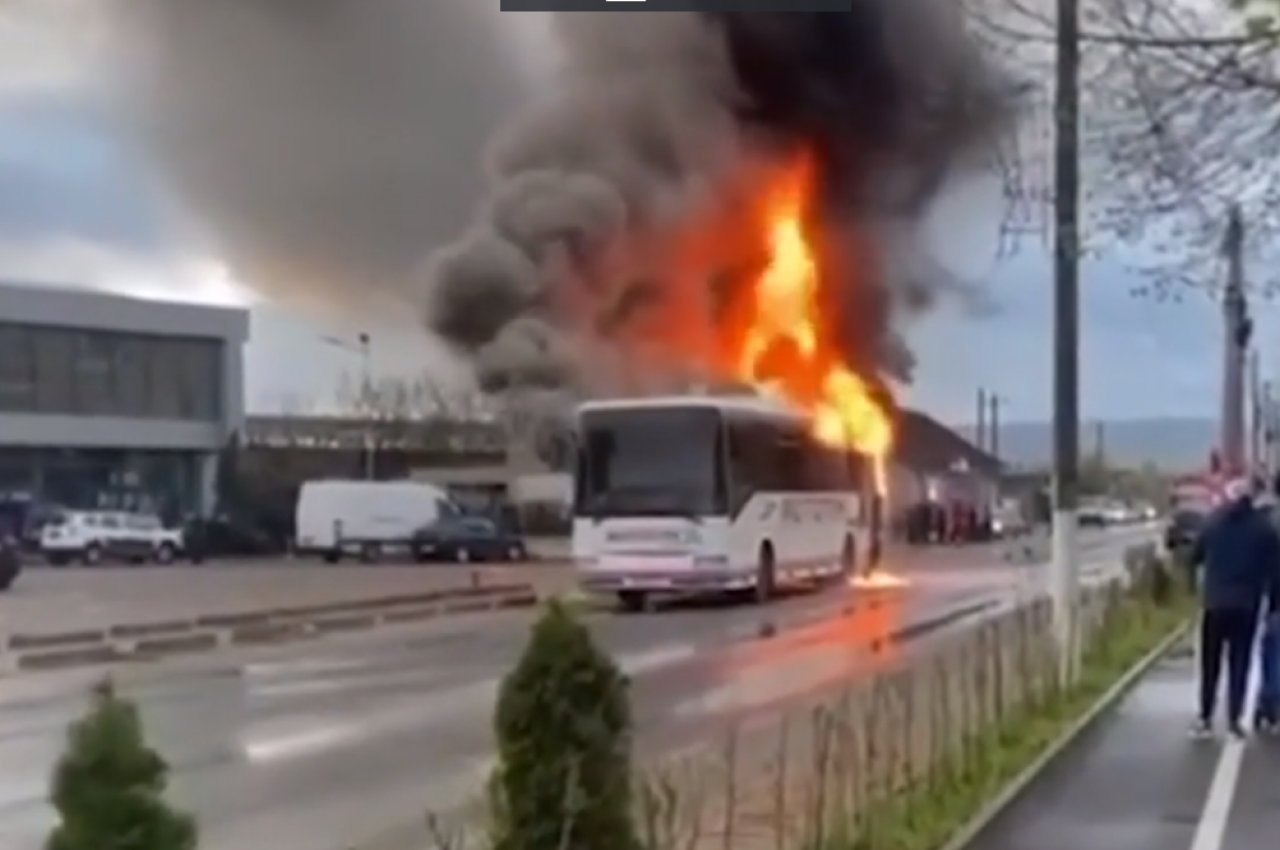 AUTOBUZ cu 30 de elevi, cuprins de flăcări. Circulație rutieră închisă pe DN 57. Salvatorii intervin de urgență