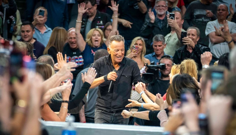 Cum a reacționat Bruce Springsteen după ce o elevă, care chiulise de la școală pentru a-l vedea live în concert, i-a cerut să-i semneze SCUTIREA