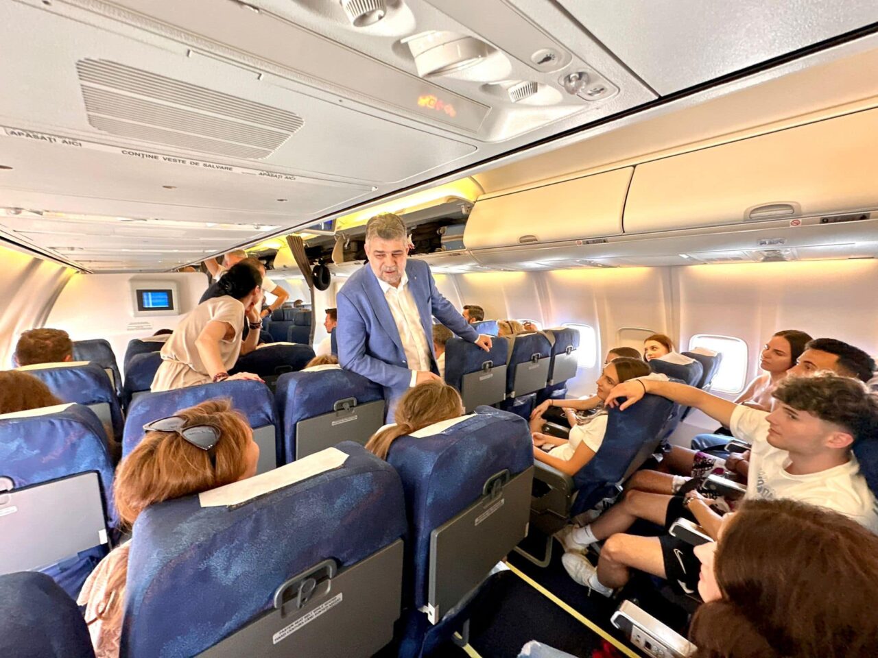 Marcel Ciolacu, alături de tinerii blocați pe aeroportul din DUBAI: Zâmbetele lor mi-au dat energie cât toate cafelele băute în ultimele zile