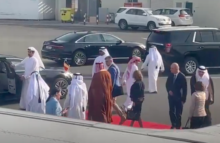 Marcel Ciolacu și delegația sa au aterizat la Doha, întâmpinați cu covor roșu / MARILE planuri ale premierului României