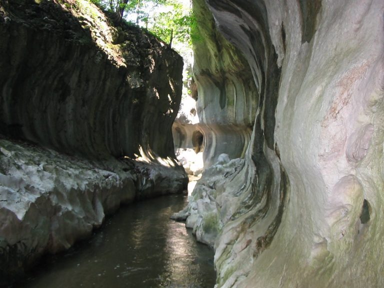 Locul de BASM din România care merită explorat în concediu. Valea săpată de apă într-o stâncă atrage turiști din toată lumea