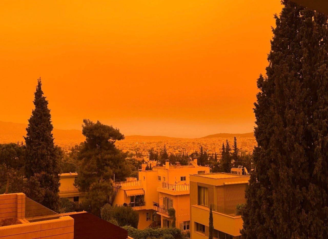 Imagini apocaliptice în Grecia. Cerul a devenit PORTOCALIU din cauza unui fenomen ciudat ce își are originea în deșertul Sahara