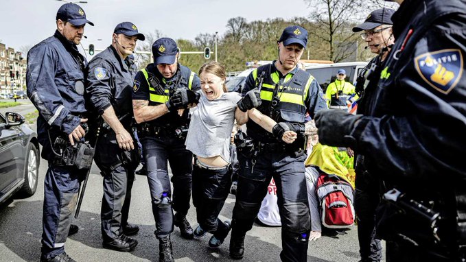 Activista de mediu Greta Thunberg, REȚINUTĂ din nou / A fost ridicată de poliție de la o manifestaţie de amploare pentru climă la Haga