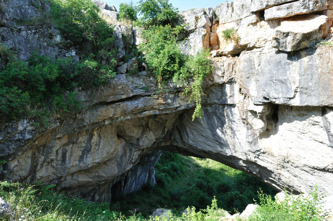 Locul din România care atrage tot mai mulți TURIȘTI. Este singurul pod natural din lume pe care se poate circula