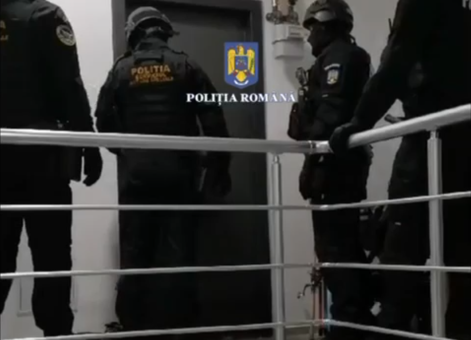 Doi tineri au fost REȚINUȚI pentru 24 de ore în urma unei tentative la tâlhărie calificată