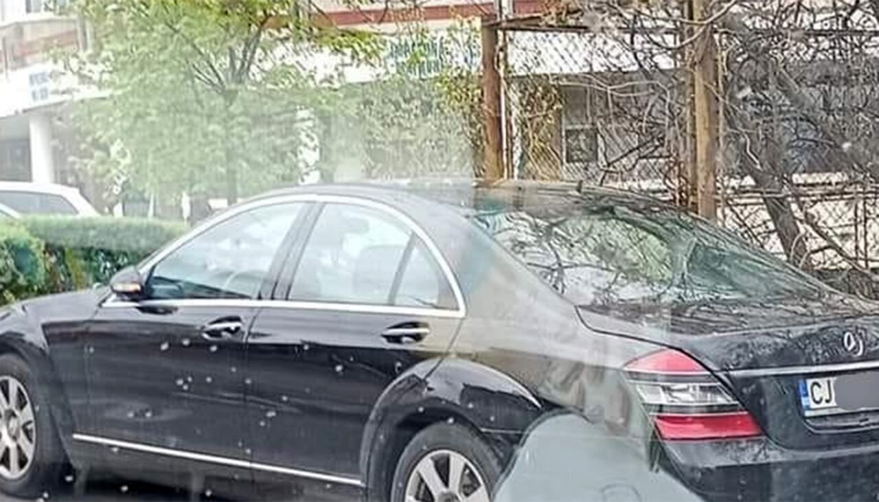 Imaginea devenită virală din Cluj! Unde a putut să-și parcheze Mercedesul de lux un șofer