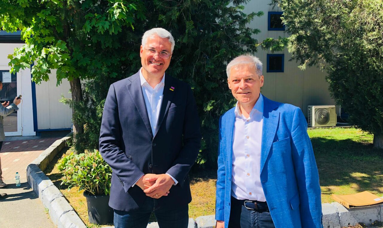 Dacian Cioloș duce 200 de mii de semnături la BEC / Fostul premier deschide lista pentru europarlamentare