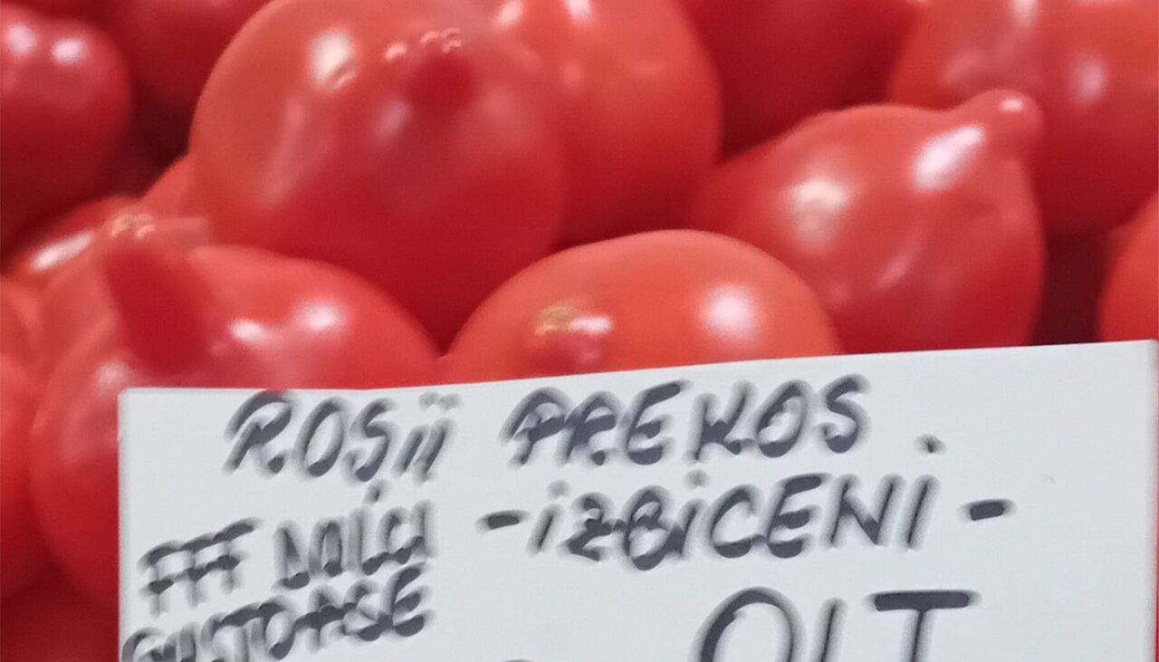 Ireal cu câți lei se vinde kilogramul de roșii românești în piață. Sunt mai scumpe decât carnea de pui, de porc sau de vită!