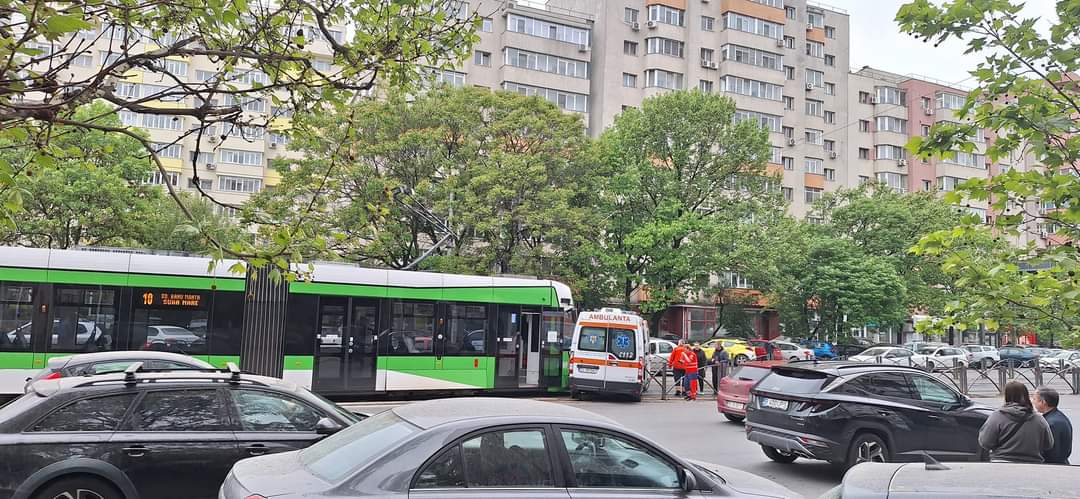 Accident grav în Capitală: Un tramvai și o ambulanță în care se afla un pacient s-au CIOCNIT, în apropiere de Lizeanu