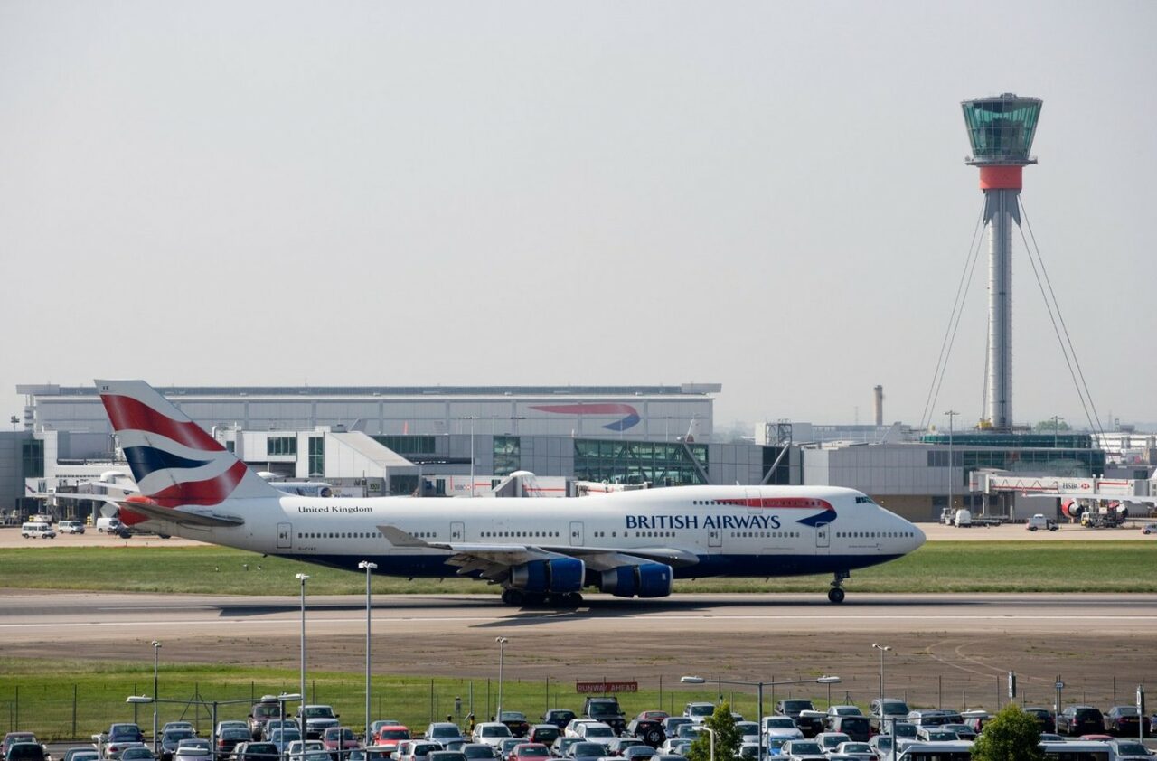 Incident pe aeroportul Heathrow, unde două avioane de pasageri s-au ACROȘAT pe pistă. „Am început o investigaţie completă şi amănunţită”