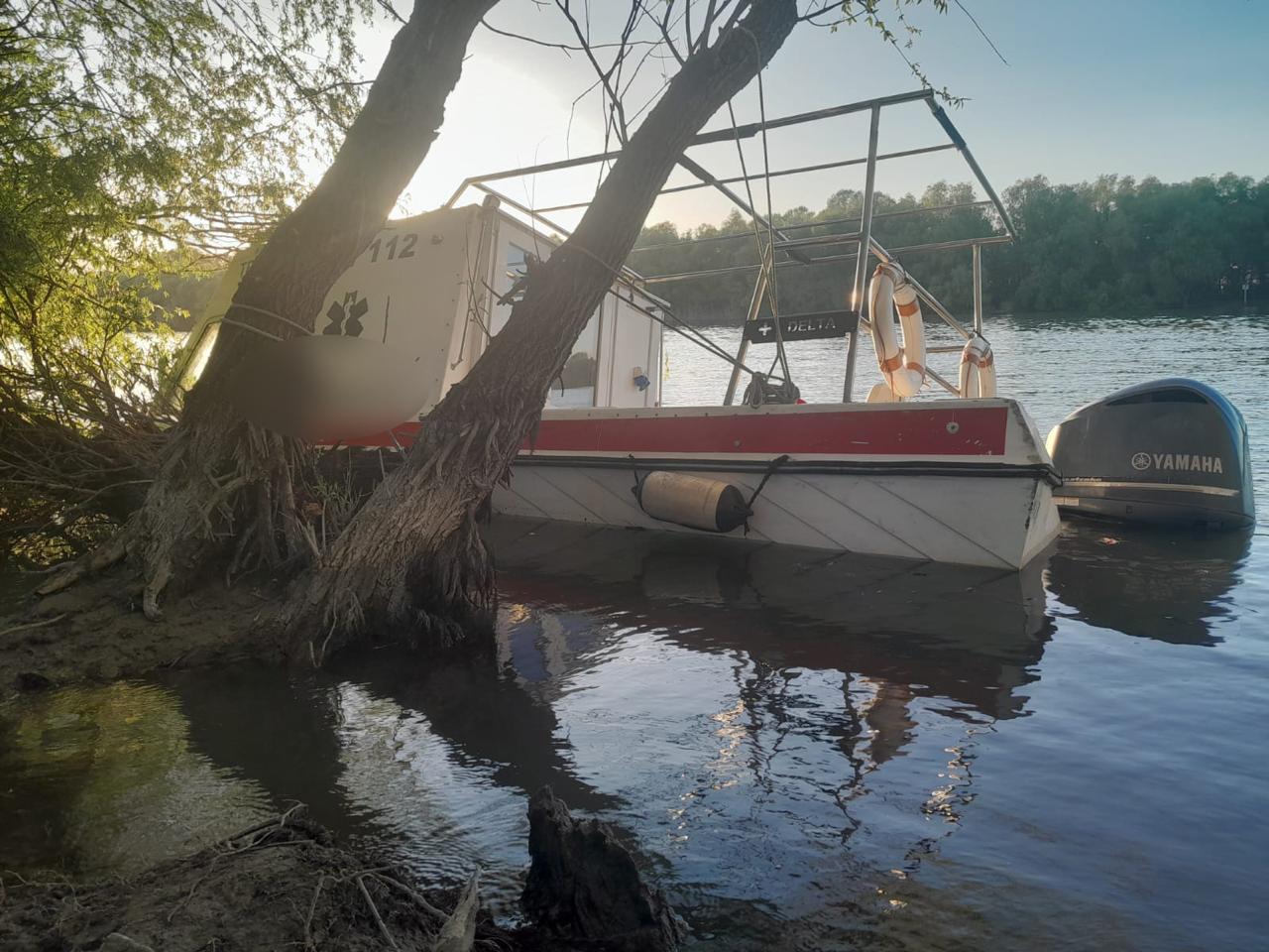 O ambulanță navală privată s-a RĂSTURNAT pe brațul Chilia. Trei adulți și un minor au fost răniți