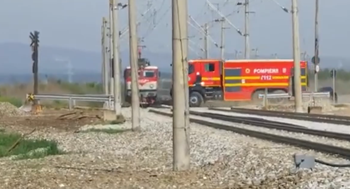 Mii de călători care merg pe litoral sau vin de la Constanța la București au fost blocați în trenuri, din cauza unui incendiu de vegetație