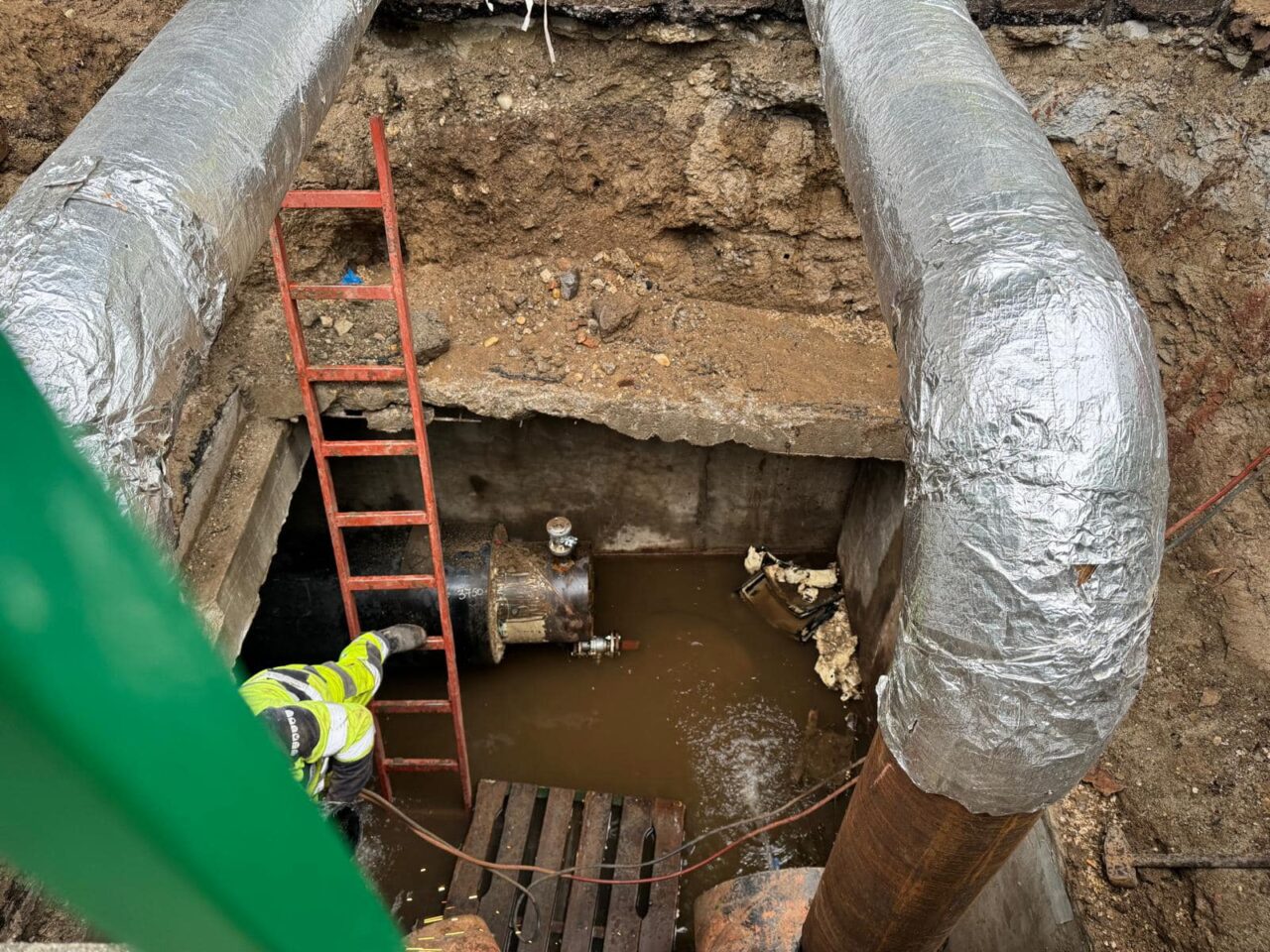 Aproape 350 de blocuri din Capitală rămân fără apă caldă! TERMOENERGETICA face intervenții de înlocuire și reparații conducte în patru sectoare