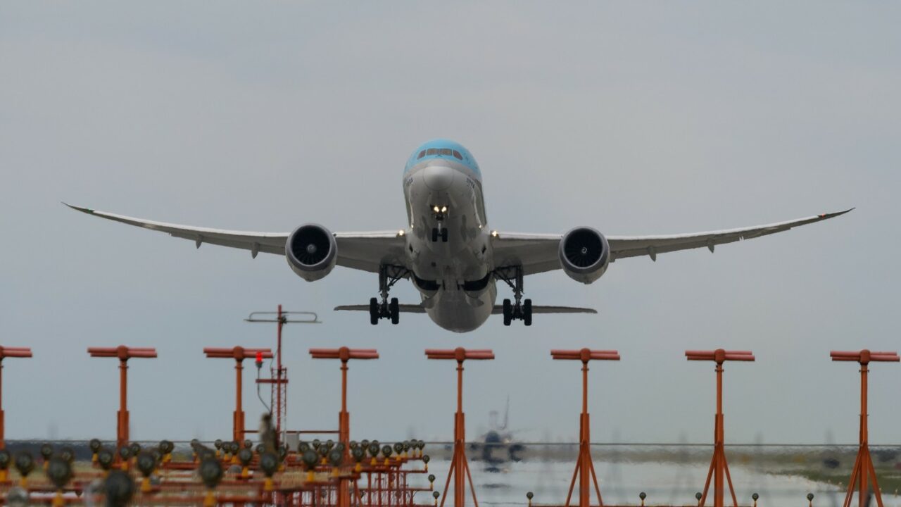 Un bărbat de 33 de ani a MURIT în timpul unui zbor cu avionul și soția sa, însărcinată, nu a știut nimic până la aterizare. Ce s-a întâmplat