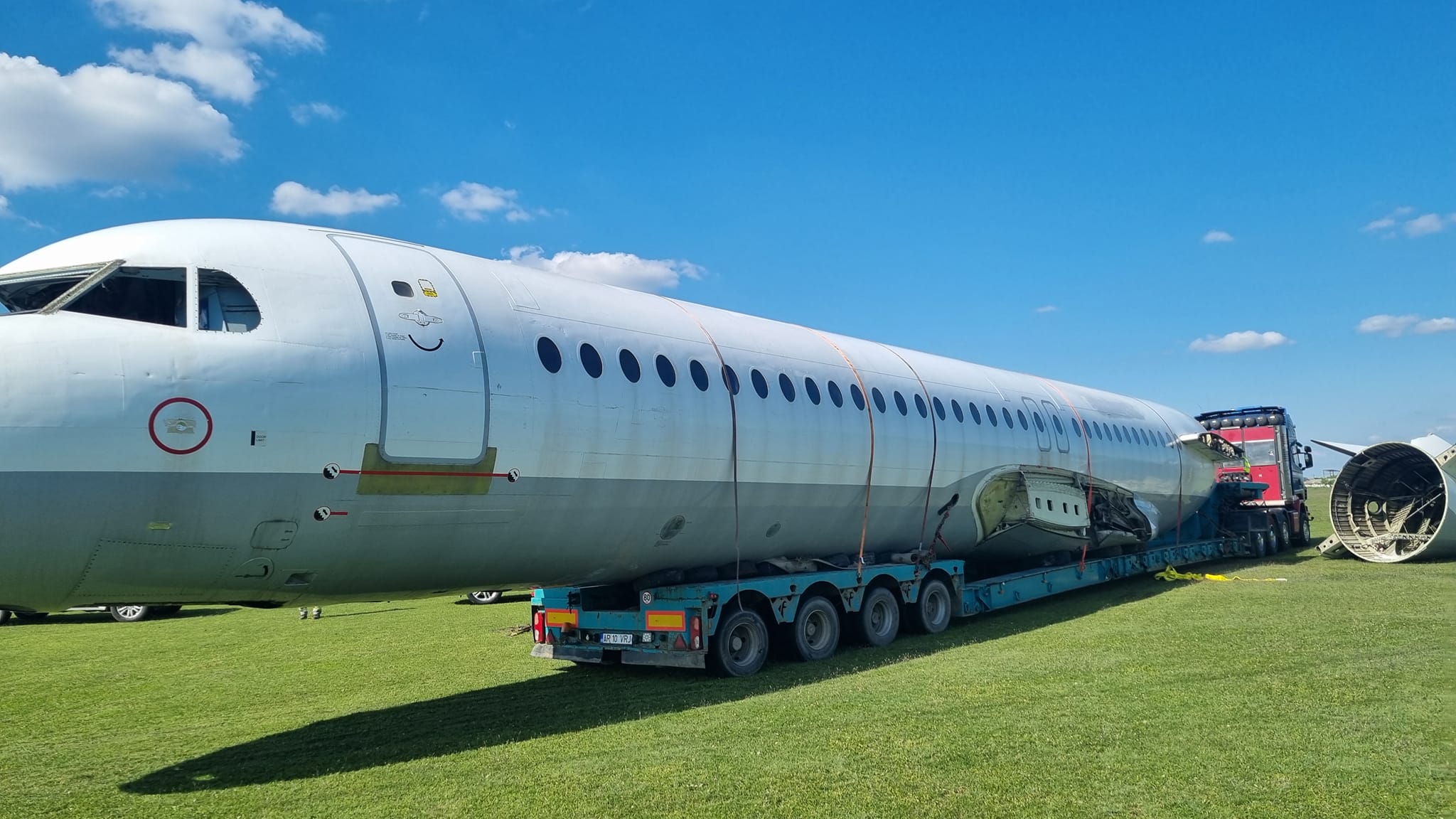 Un avion de linie scos din uz a devenit atracție pentru turiști, în Timiș