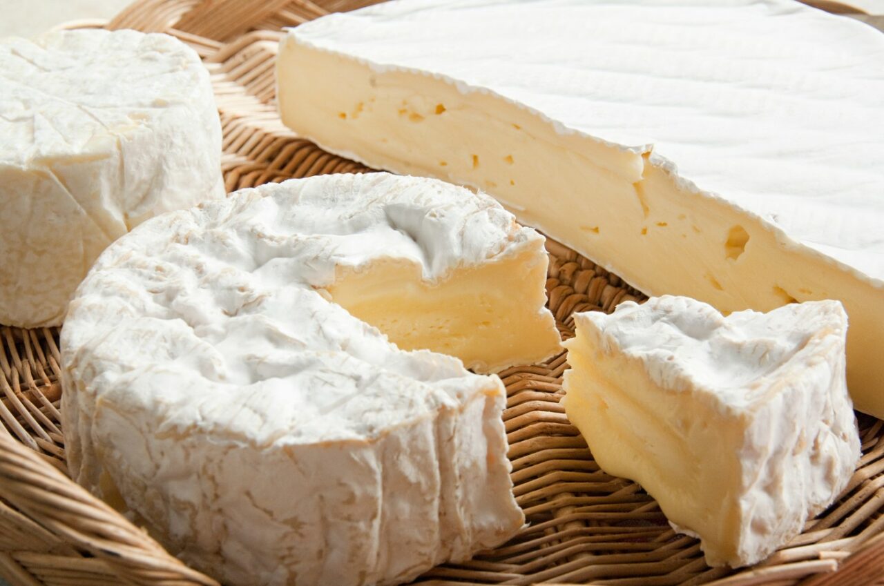 Într-un sat din România se produce artizanal CAMEMBERT, brânza cu mucegai nobil. „Nu folosim niciun fel de chimicale”