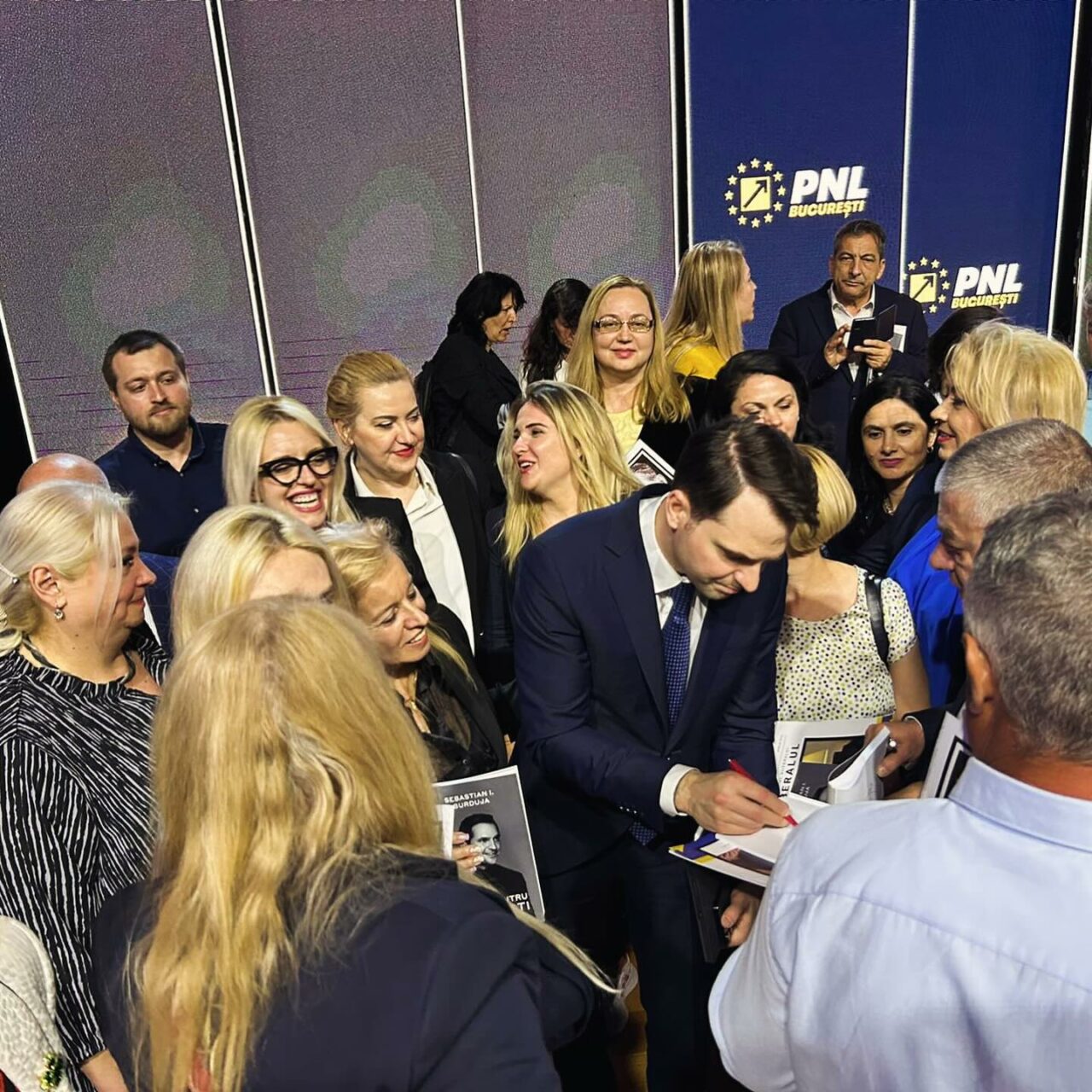 Sebastian BURDUJA, reales președinte PNL în Capitală/A dat autografe pe „Planul pentru București”