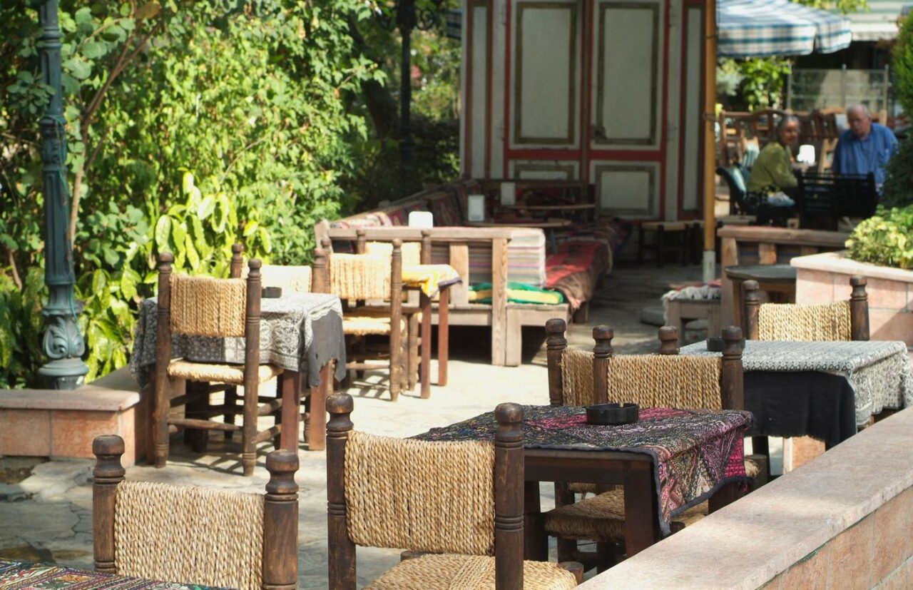 SCUMPIRI majore într-o ţară unde românii își petrec des vacanţele. Localnicii au boicotat cafenelele şi restaurantele, în acest weekend