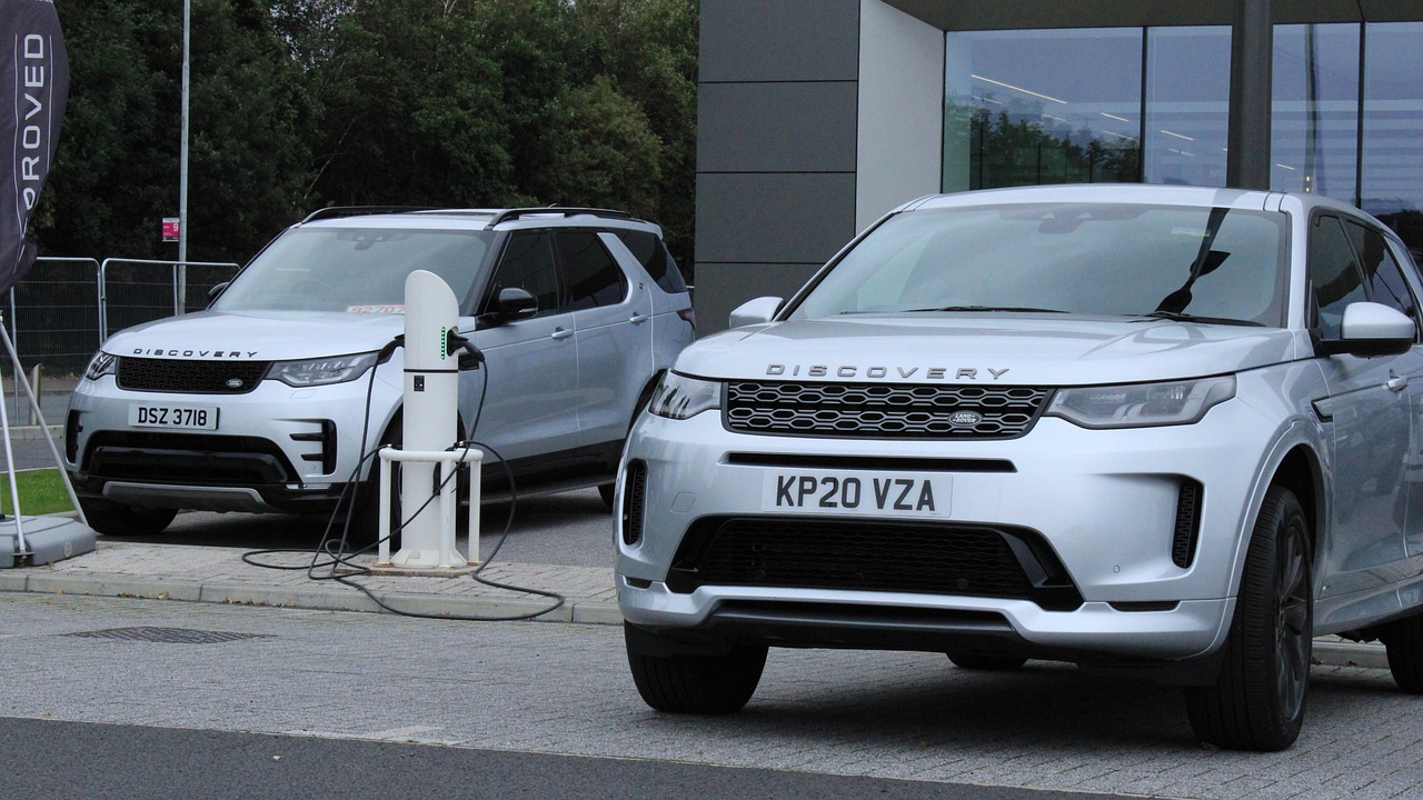 Înjumătățirea subvenției la Rabla Plus duce la prăbușirea vânzărilor de mașini electrice și hybrid: „E o scădere colosală”