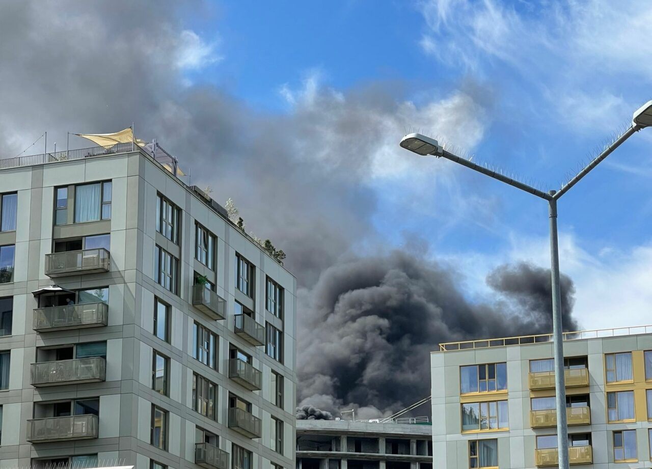 Alertă în București: A luat foc izolația unei clădiri în construcție / Mai mult autospeciale sunt la fața locului / Mesaje RO-Alert, trimise