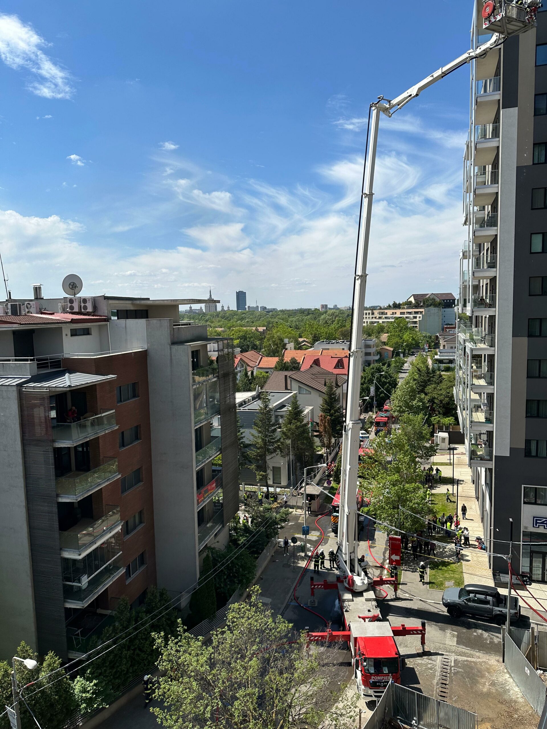 Alertă în București: A luat foc izolația unei clădiri în construcție