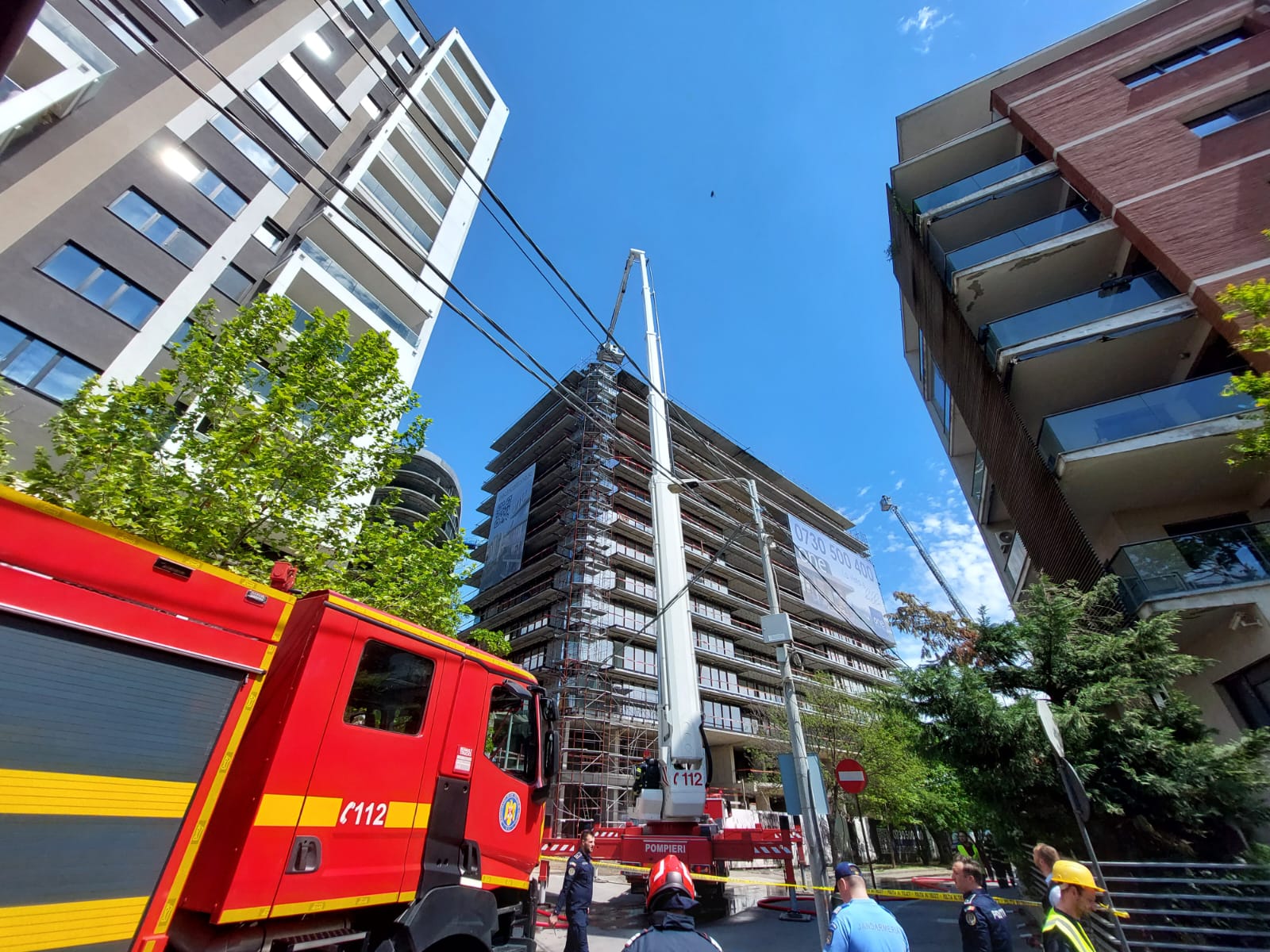 Alertă în București: A luat foc izolația unei clădiri în construcție