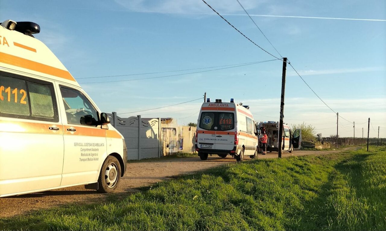Un copil de 2 ani, din județul Olt, a MURIT după ce poarta de la intrarea în curte a căzut peste el. Aceasta nu era fixată bine, fiind provizorie