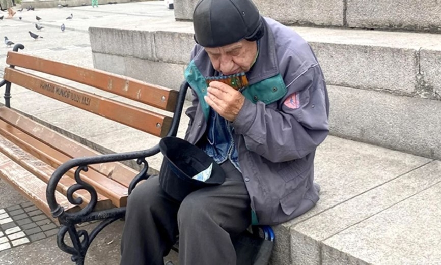Viața bate filmul! Artist celebru, ajuns să CERȘEASCĂ pe străzi: ”Norocul meu e că nu mai am mult de trăit”