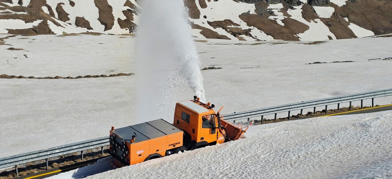 Data la care s-ar putea redeschide TRANSALPINA / Drumarii s-au apucat deja să curețe cea mai înaltă șosea din România