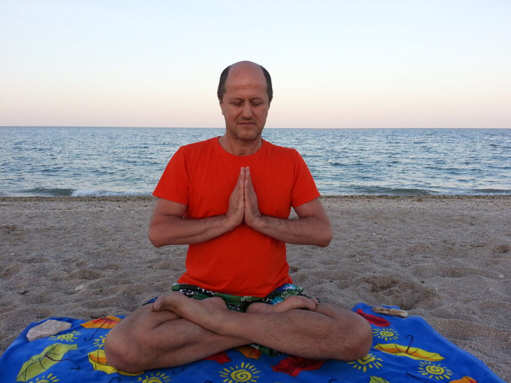 Anchetă de amploare: Instructor de yoga, discipol al lui Bivolaru, acuzat de trafic de persoane și VIOL / Victimele, obligate să facă videochat