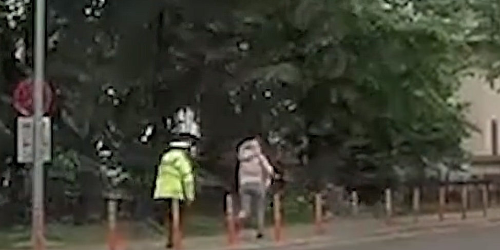 Un polițist din Bacău a alergat o femeie pentru a-i da AMENDĂ. Fotografiile surprinse de o cameră de bord au înregistrat toată scena
