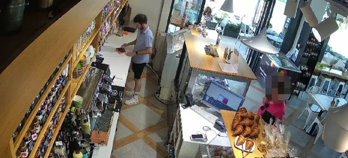 O clientă cu o mașină extrem de scumpă, surprinsă de camere în timp ce fură pușculița angajaților unei cofetării din Sibiu