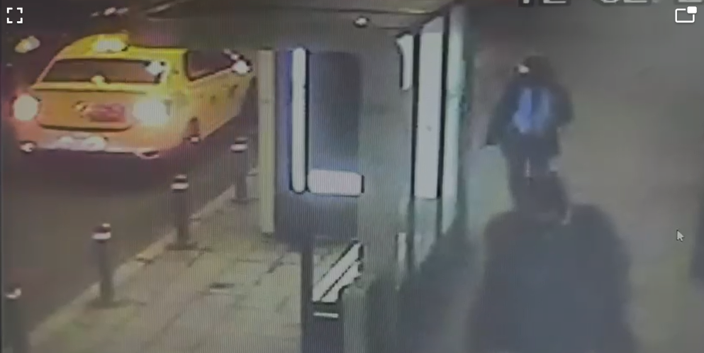 Isprava unui ucrainean de 23 de ani: A FURAT un taxi, s-a plimbat pe străzile din București, a luat telefonul șoferului și apoi a abandonat mașina
