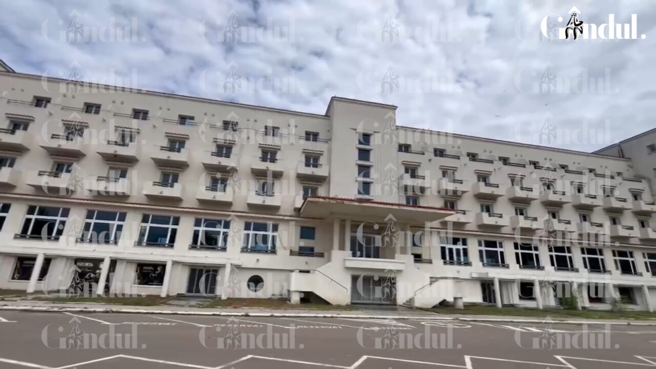 Cum arată celebrul hotel Rex din Mamaia în ajun de 1 Mai. Perla stațiunii se coșcovește pe zi ce trece