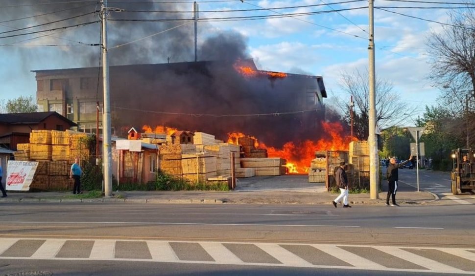 INCENDIUL puternic izbucnit la depozitul din Sectorul 1, localizat. Flăcările s-au extins la un bloc din apropiere, iar 15 locatari s-au autoevacuat