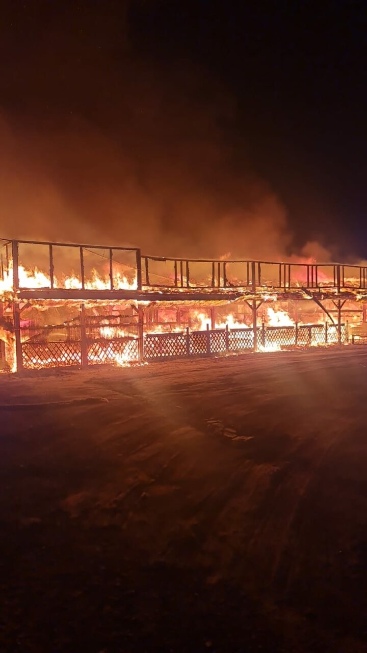 Incendiu DEVASTATOR la o terasă de pe plaja de la Corbu / 1.000 de metri pătrați s-au făcut scrum! / Două persoane au reușit să se salveze