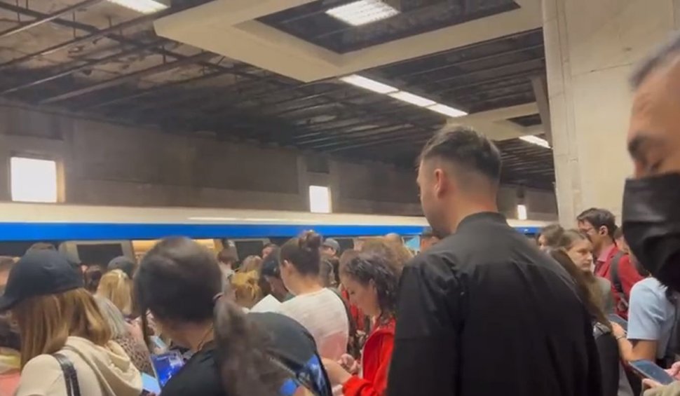 INCIDENT la metrou: Un călător a forțat ușa unui tren, în stația Piața Unirii. Sute de oameni au fost evacuați