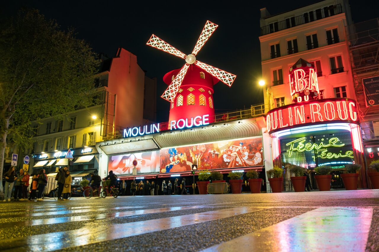 Moulin Rouge, celebrul CABARET din Paris, a pierdut morișca de vânt care îi decora fațada