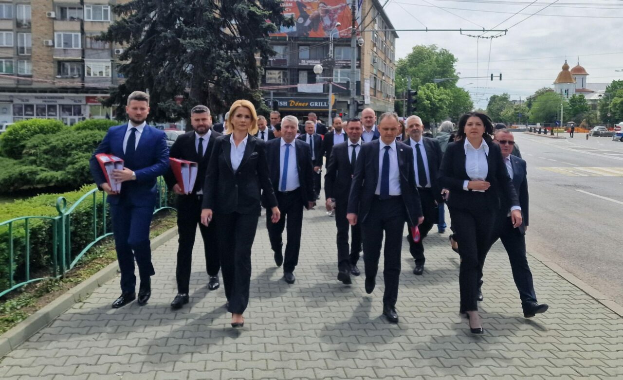 Virgiliu Daniel NANU de la PSD se bate cu „Baronul Lamborghini” de la PNL pentru președinția CJ PRAHOVA/A depus aproape 30.000 de SEMNĂTURI la BEJ
